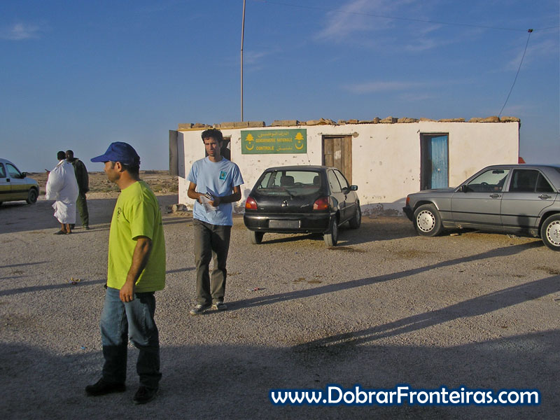 Tratando da documentação na fronteira da Mauritânia com Marrocos
