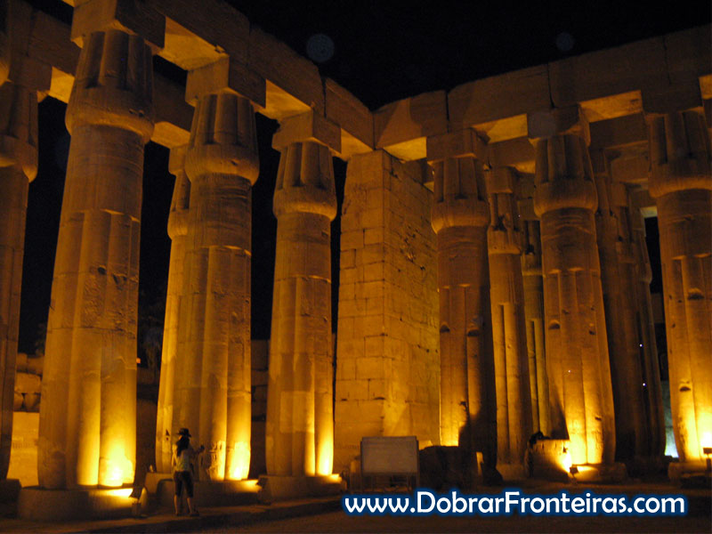 templo luxor noite