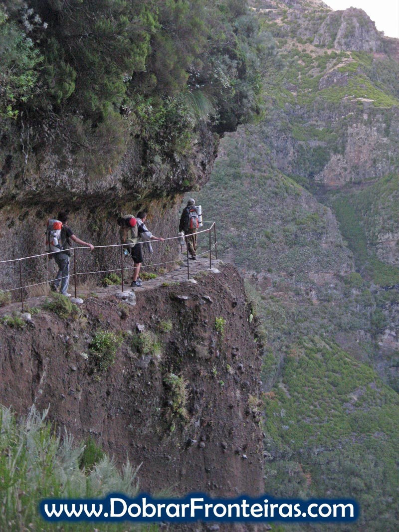 Caminhantes na vereda do Areeiro, ilha da Madeira