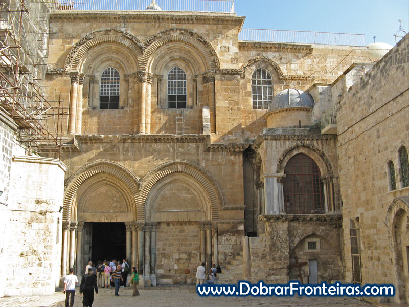 Os primeiros peregrinos começam a chegar à basílica do Santo Sepulcro