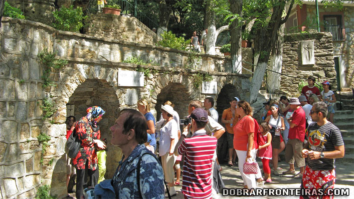 Fonte de águas milagrosas em Meryemana, Turquia
