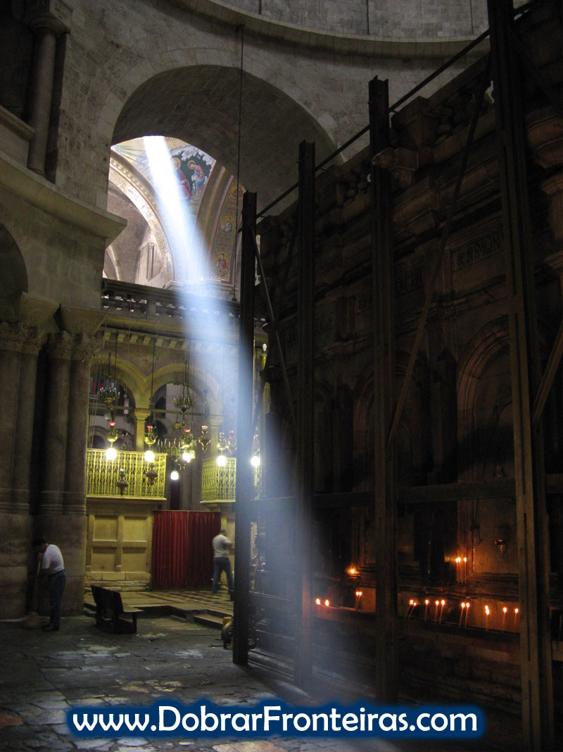 Uma luz divina entra na basílica do Santo Sepulcro