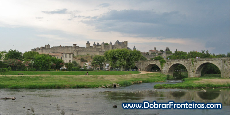 Espectacular vista da cidade de Carcassone com o rio e ponte