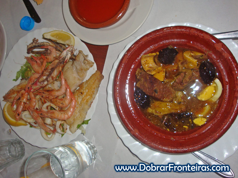Tagine e friture para o almoço em Tetouan, Marrocos