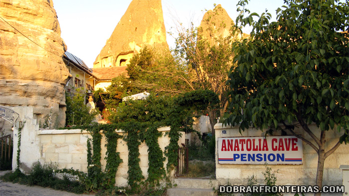 Entrada modesta da Anatolia Cave Pension, onde fiquei