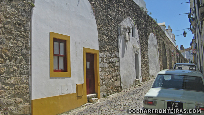 Casas no aqueduto da Água da Prata