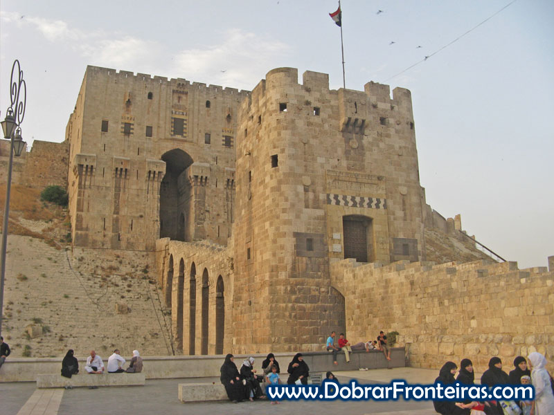 Porta de acesso à grande cidadela de Aleppo