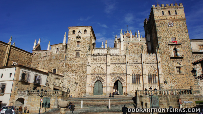 Fachada do mosteiro de Guadalupe, Espanha