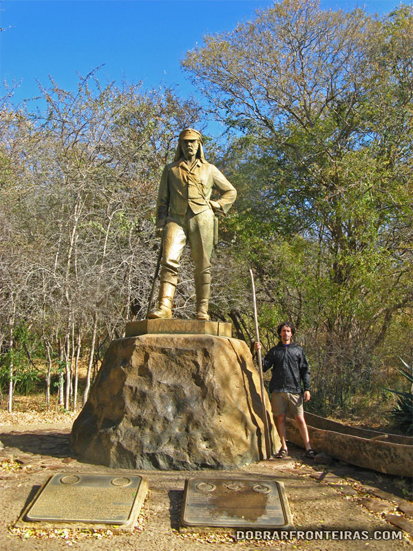 Eu junto à estátua de David Livingstone, no Zimbábue