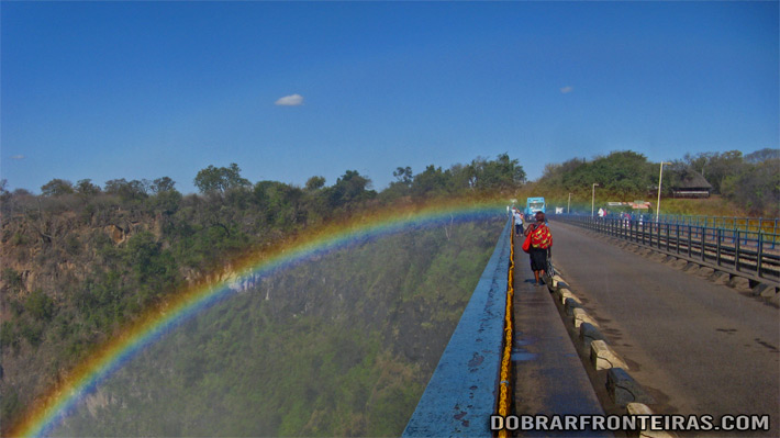 Arco-íris na ponte sobre o Zambeze, unindo a Zâmbia ao Zimbábue