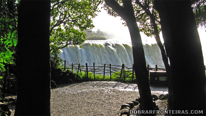 Cataratas Vitória vistas do lado do Zimbábue