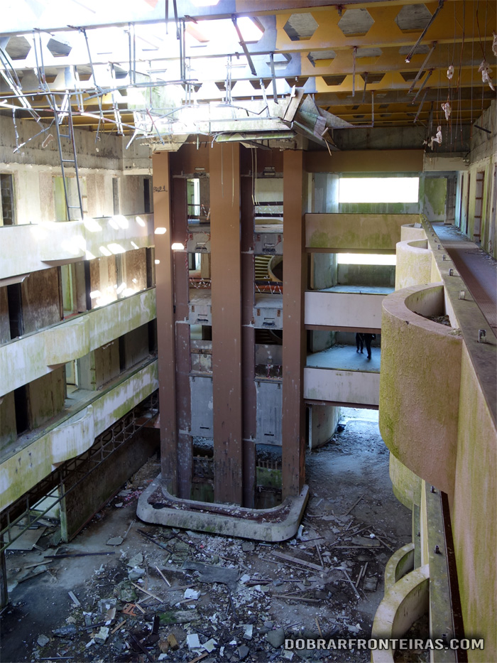 Pátio interior com a zona dos elevadores panorâmicos