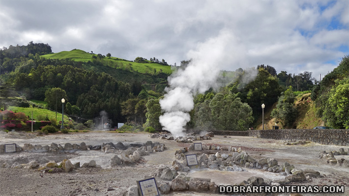 As fumarolas nas Furnas libertam vapores com cheiro a enxofre