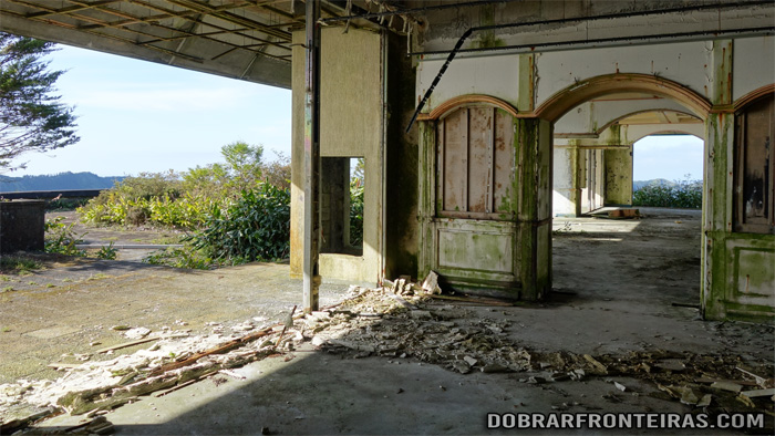 Zona do restaurante do hotel abandonado