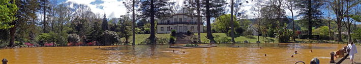 A piscina de águas férreas no Parque Terra Nostra, Furnas