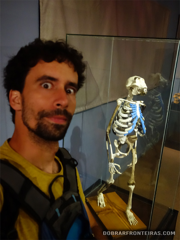 Eu com a Lucy no museu de Addis Abeba