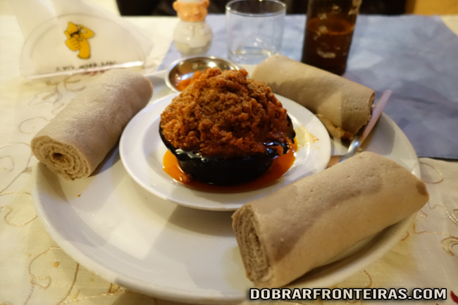 Injera com Kitfo