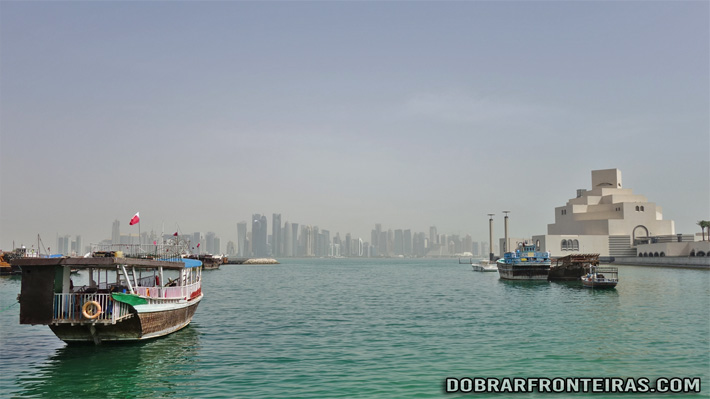 Museu de arte islâmica de Doha com arranha-céus ao fundo - Qatar