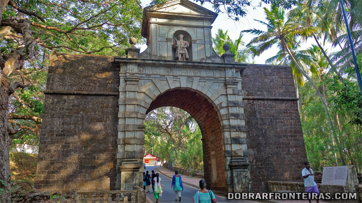 Arco do vice-rei com estátua de Vasco da Gama em Goa Velha, Índia