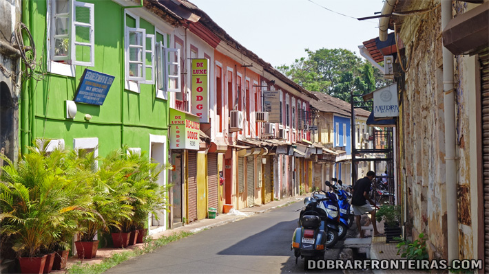 Rua colorida no bairro das Fontainhas em Pangim