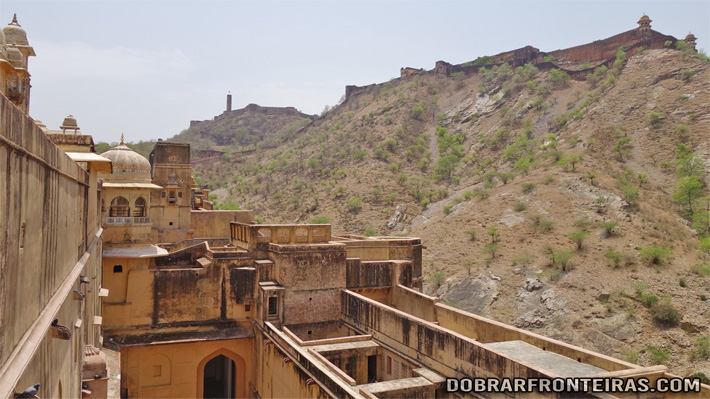 Forte de Jaigarh nas montanhas acima do Palácio Amber