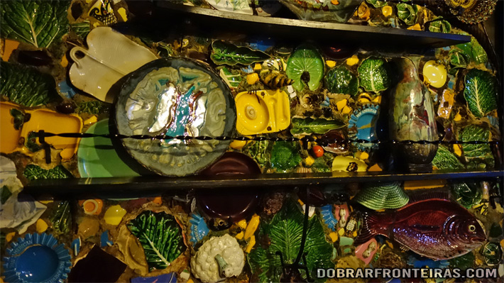 Parede com cacos de cerâmica no bar Ibn Errik Rex em Óbidos