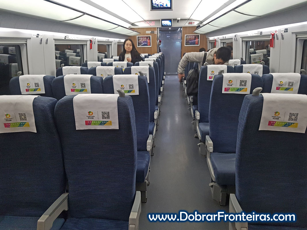 Interior de uma carruagem de segunda classe de comboio de alta velocidade chinês