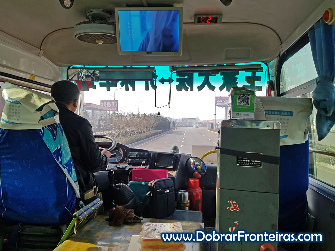 Motorista num autocarro onibus na China