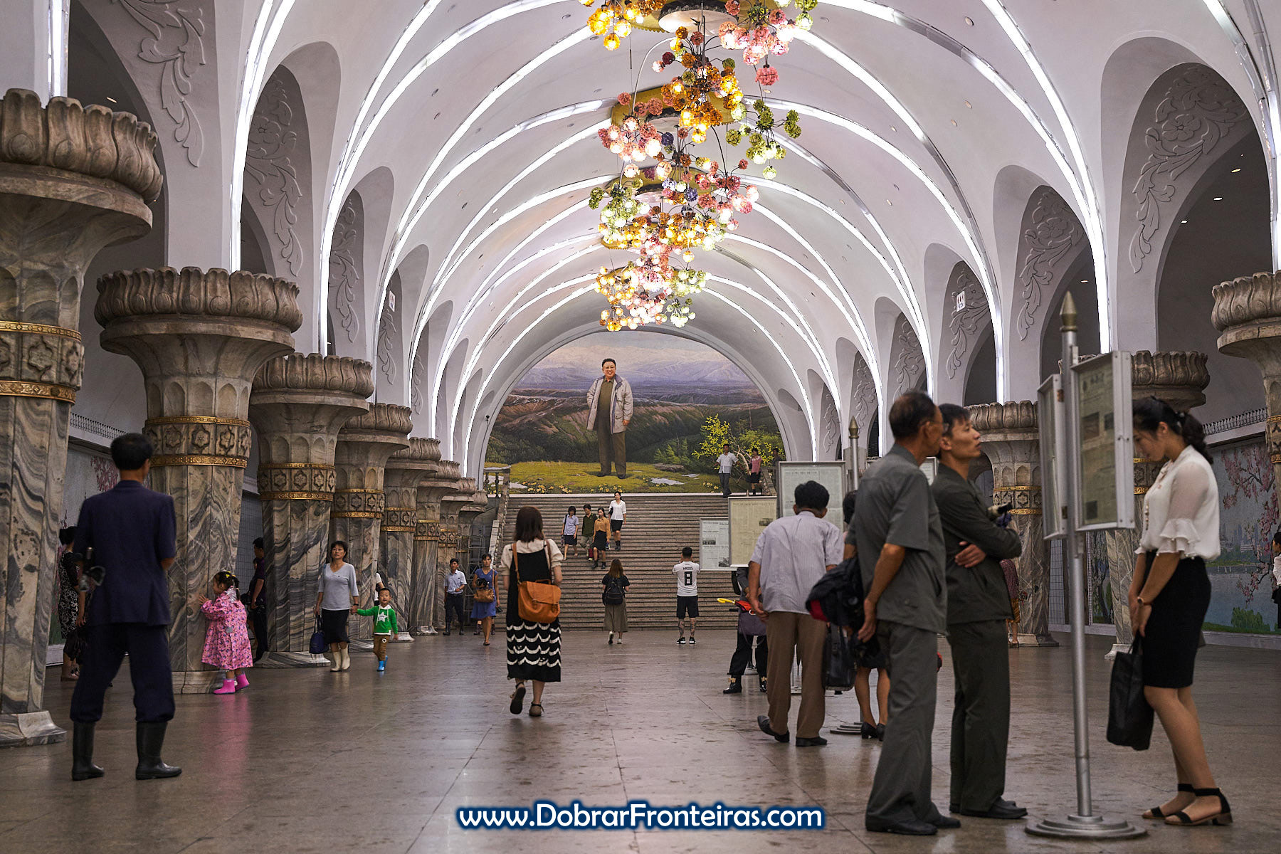 Plataforma da estação de Yŏnggwang, metro de Pyongyang, Coreia do Norte, com colunas de pedra e mosaico de Kim-Il-Sung ao fundo