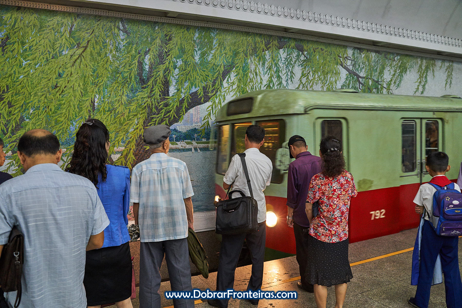 Pessoas e comboio na estação de Yŏnggwang, metro de Pyongyang