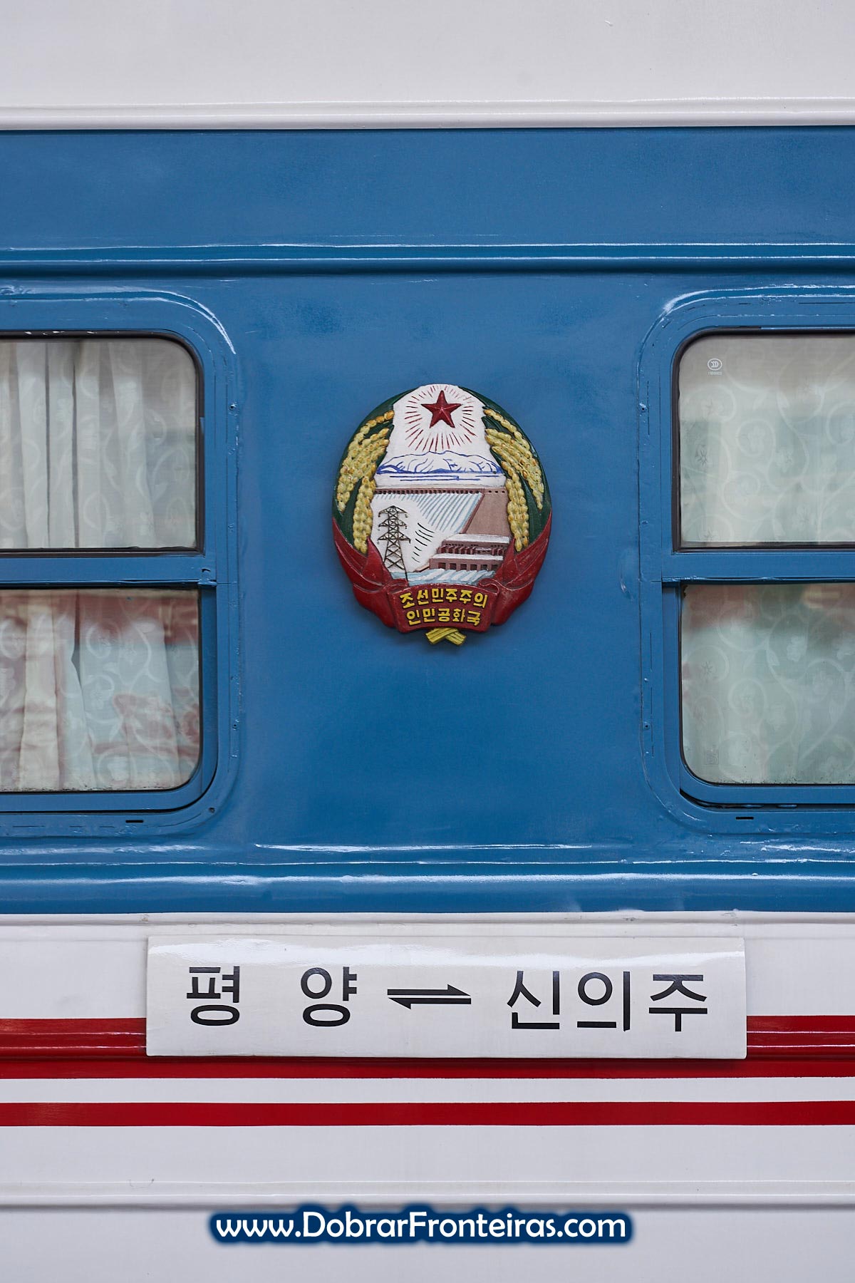 Placa do comboio Sinujiu, Pyongyang, Coreia do Norte