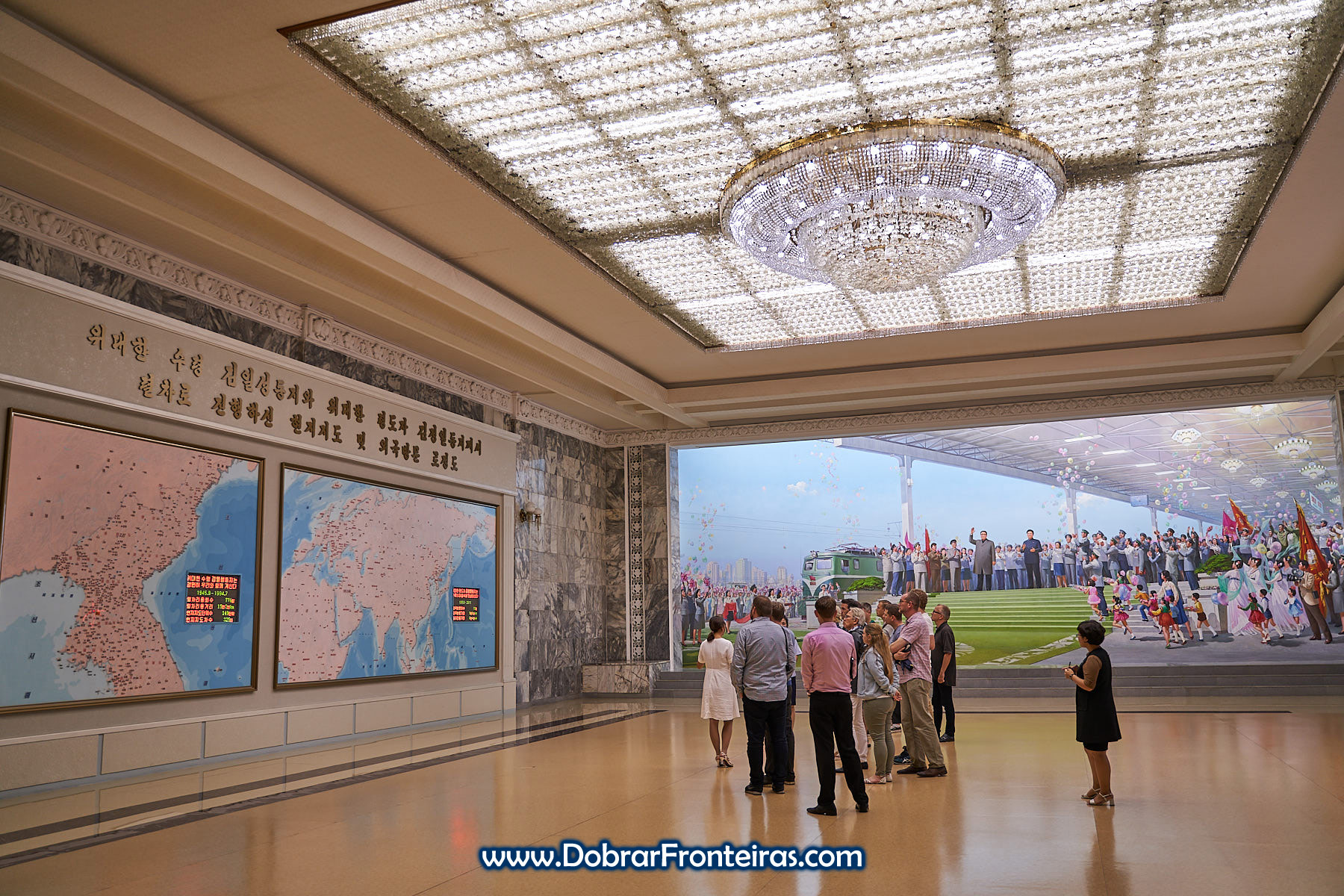 Mapas no museu ferroviário de Pyongyang