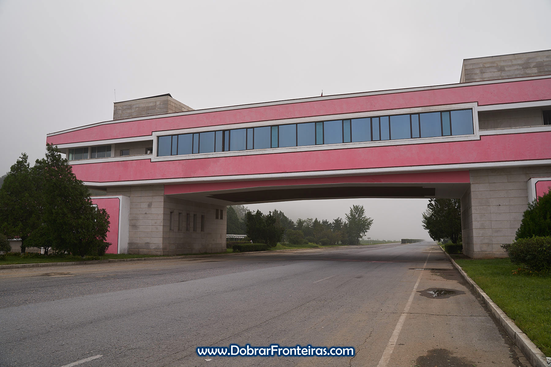 Casa de chá cor de rosa sobre autoestrada