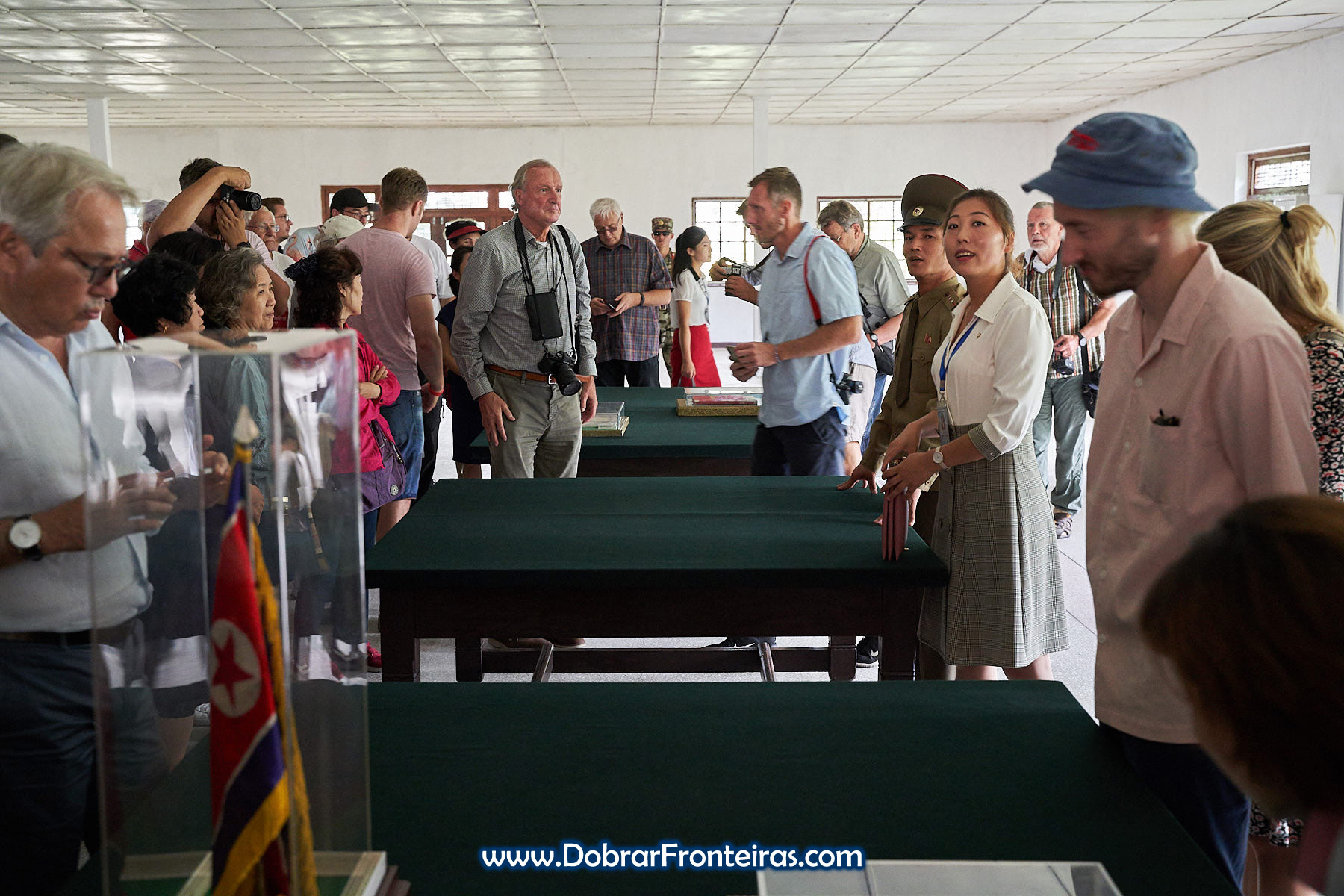 Turistas e guias na sala do armistício na DMZ