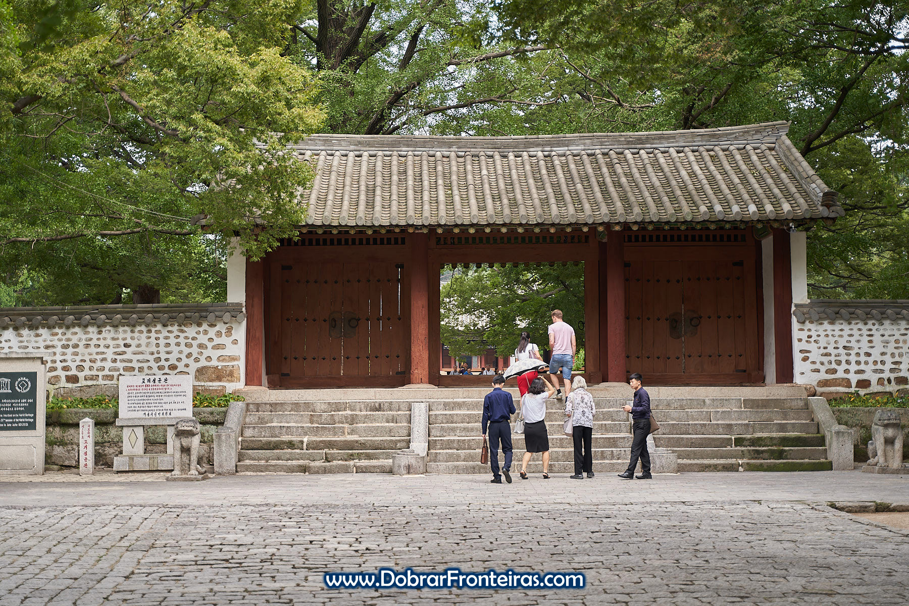 Portão de entrada na universidade de Kaesong