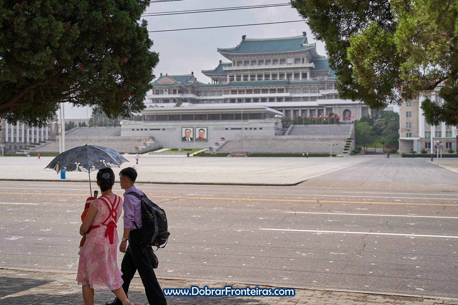 Casal com bebé a passear em Pyongyang