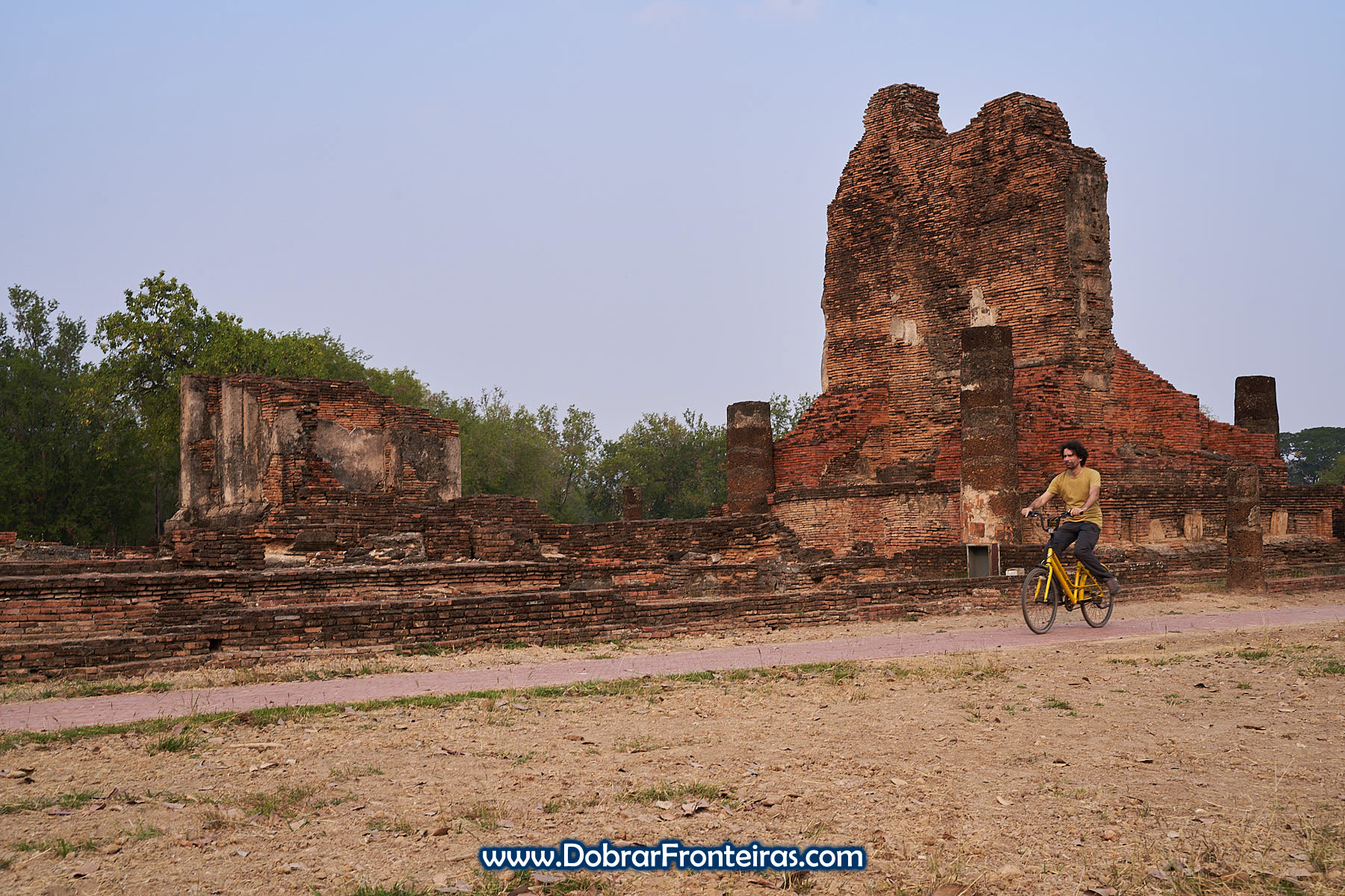 de bicicleta em visita às ruínas de Sukhothai