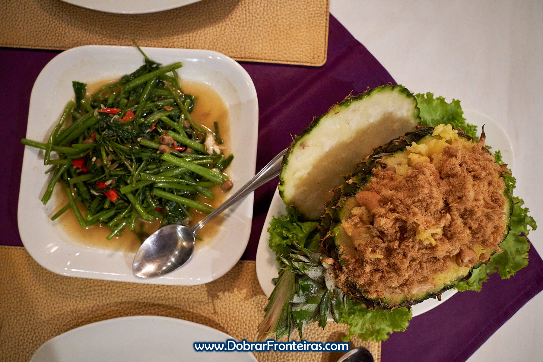 Comida tailandesa com vegetais, ananás e lã de carne