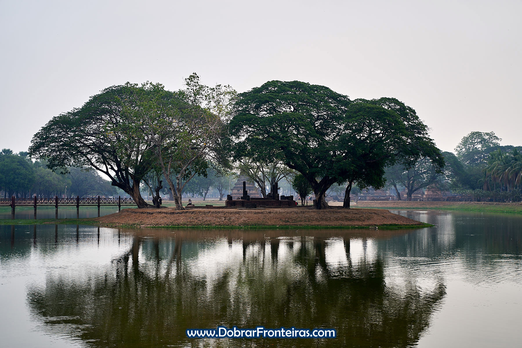 Reflexo de árvores num lago em Sukhothai