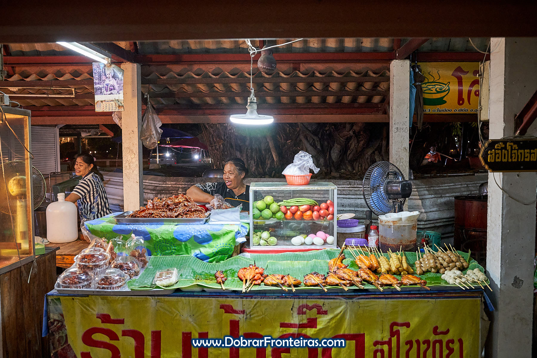 mulher em banca em mercado nocturno