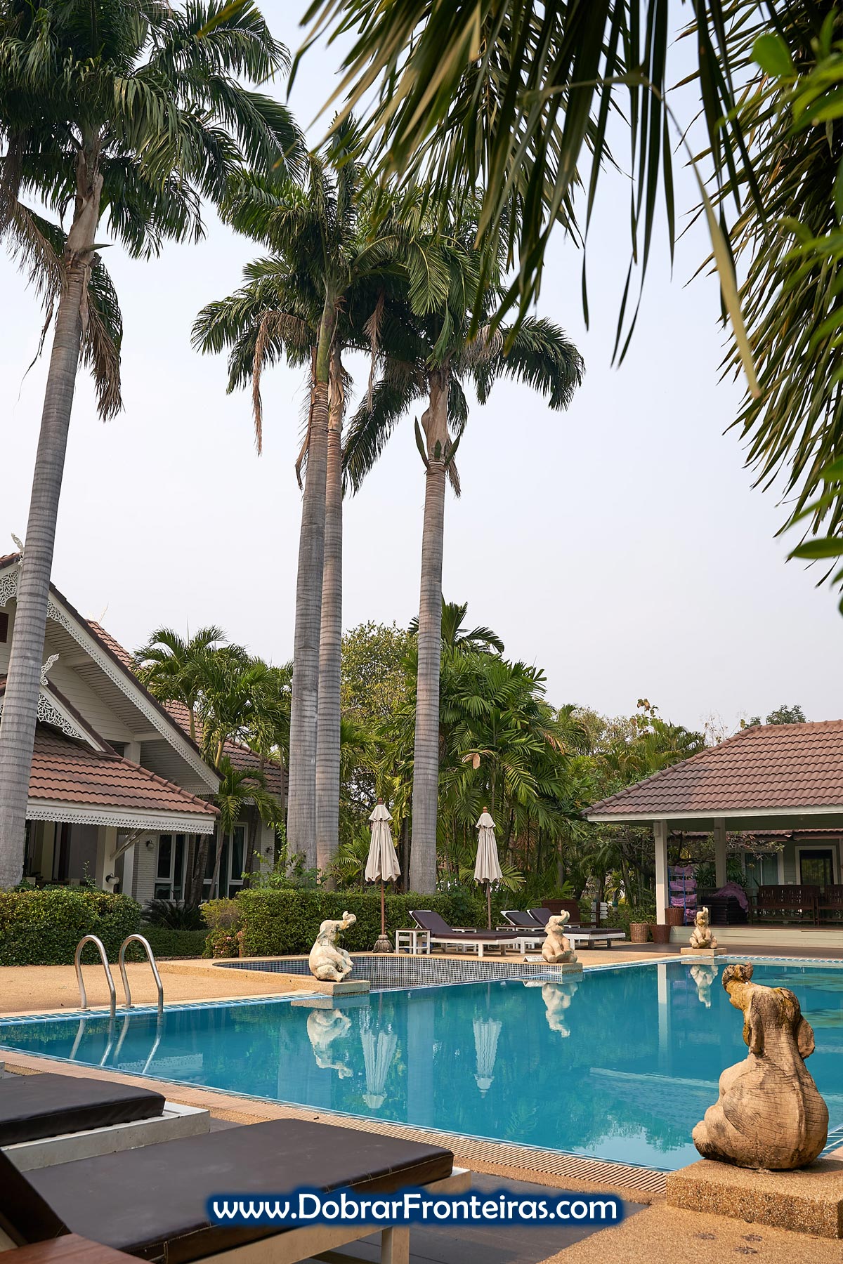 piscina com elefantes no hotel Le Charme Sukhothai