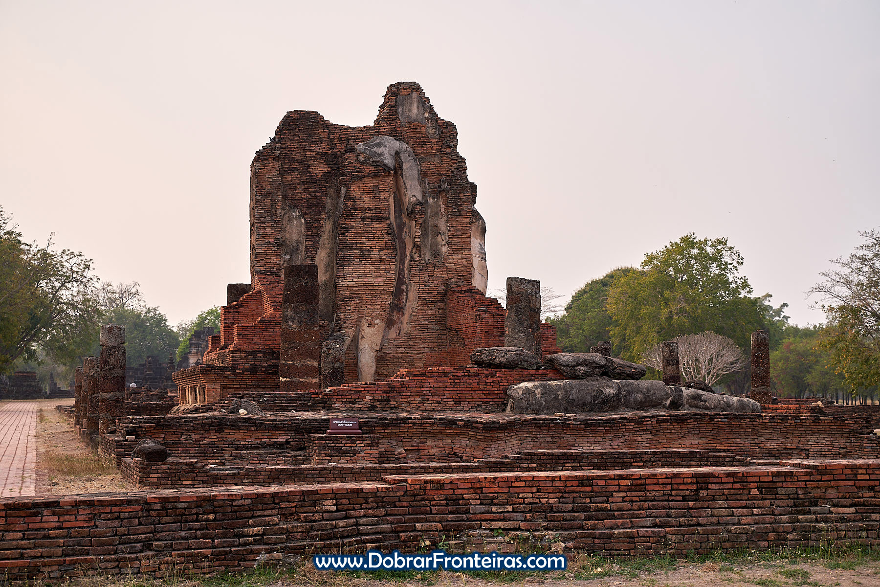 Ruínas de monumento budista em Sukhothai