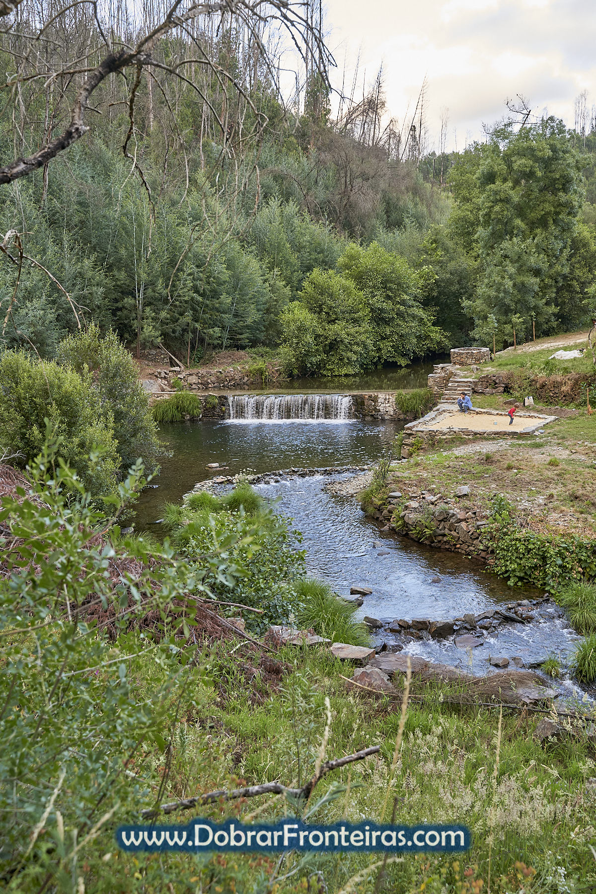 Criança a brincar junto a açude na ribeira de Alge, serra da Lousã