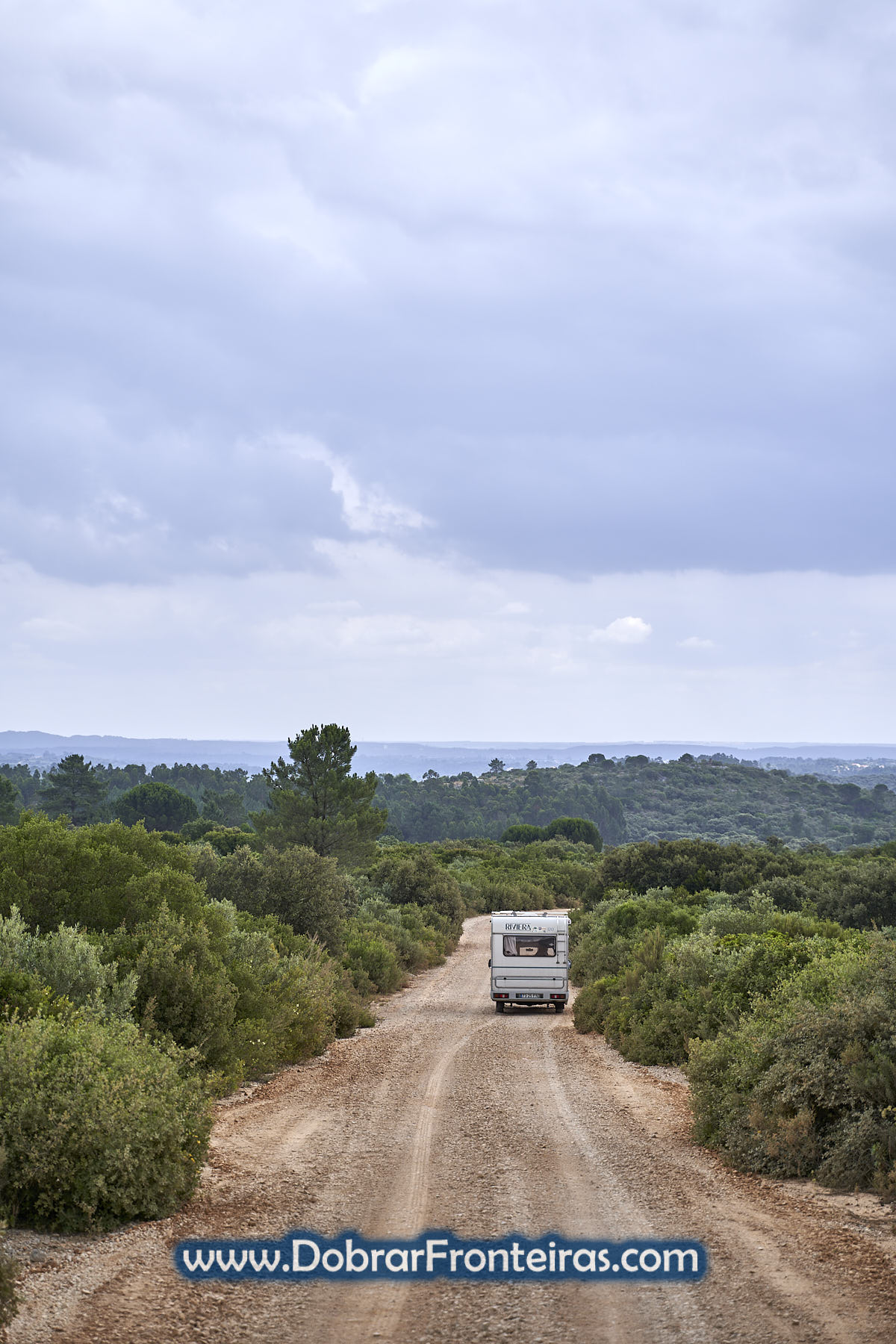 autocaravana em caminho na serra offroad