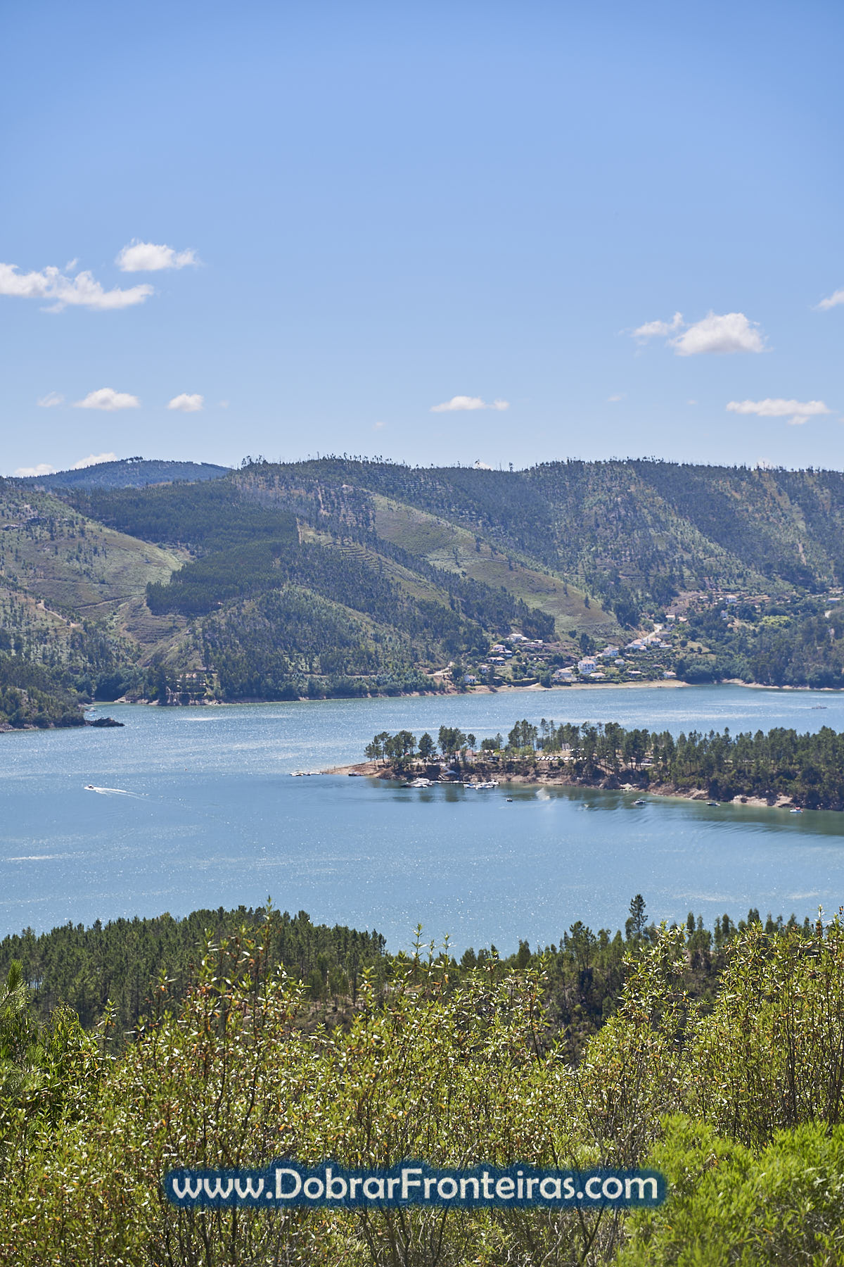 Vista do rio Zêzere e praia fluvial do Trísio