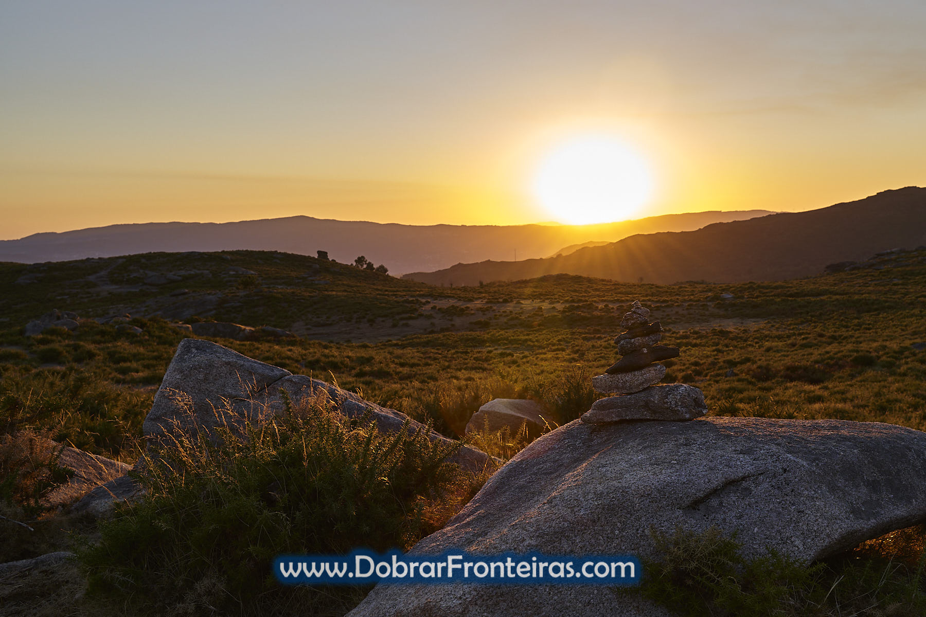 Por do Sol no baloiço do Mezio, com monte de pedras
