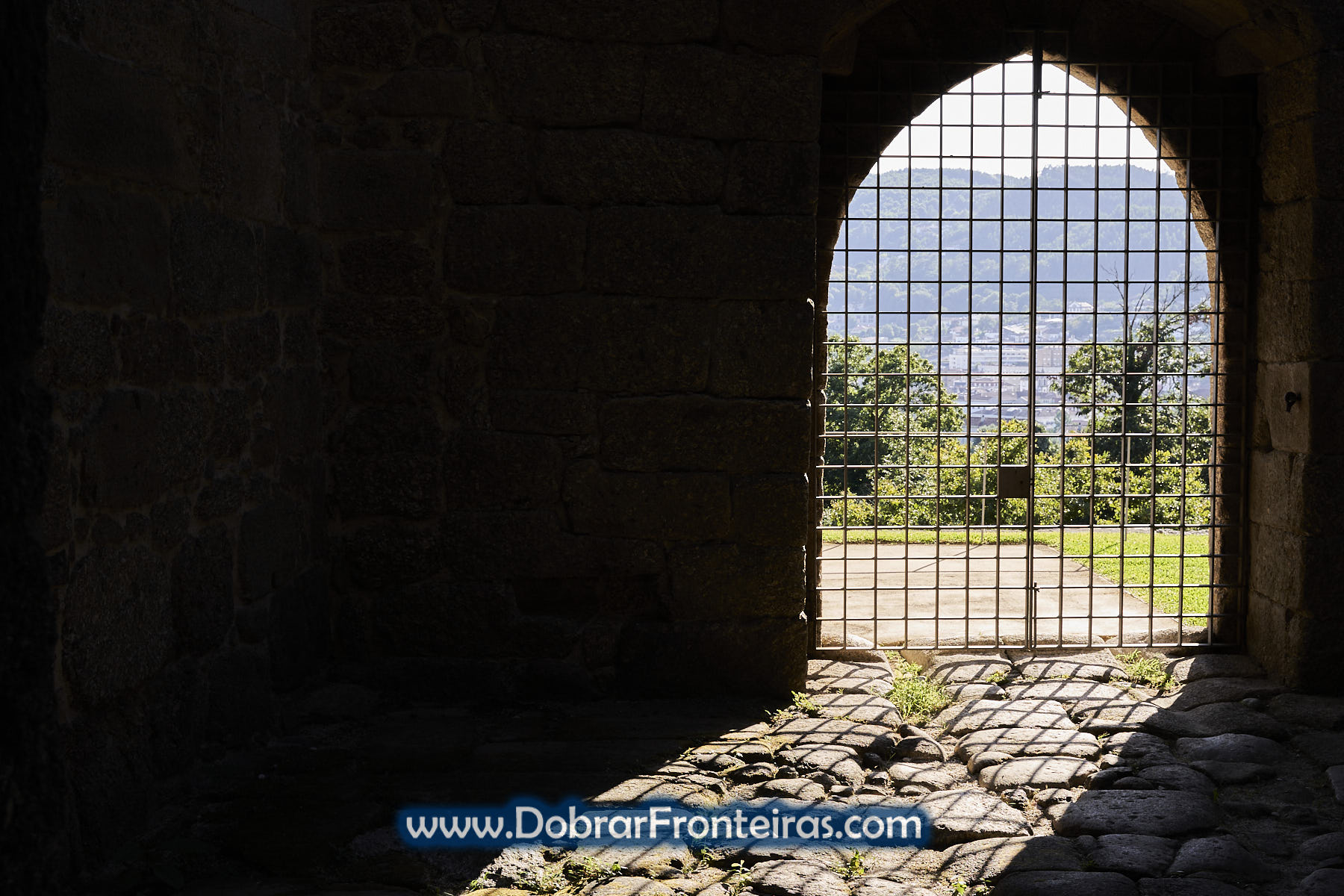 Portão de Castelo na sombra