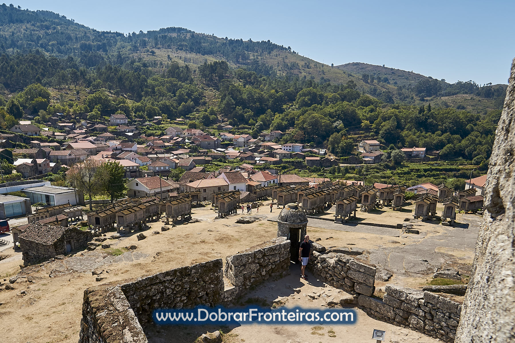 Espigueiros na aldeia de Lindoso, Gerês