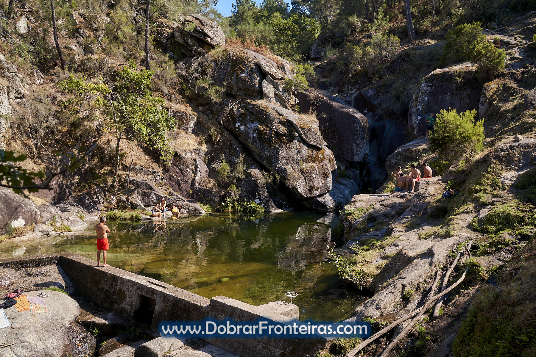 Banhistas na lagoa do Poço da Gola, Gerês