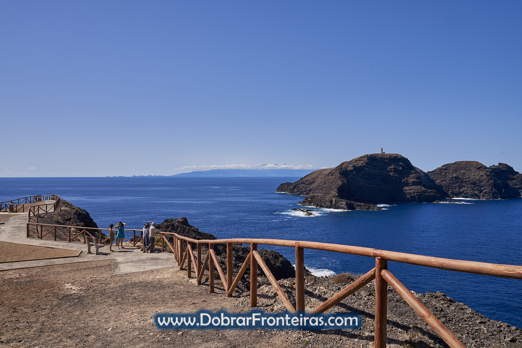 Miradouro com vista para ilhéu em mar azul